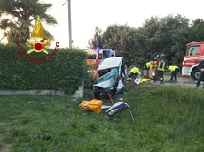 L'auto finita fuori strada
