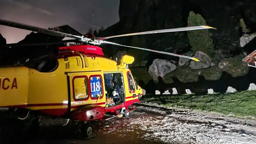 L'eliambulanza ai piedi delle Cinque Torri