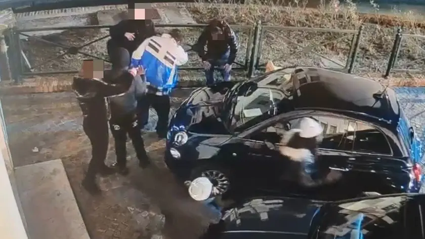 Un fotogramma dell’aggressione a Francesco Favaretto la notte del 12 dicembre del 2024