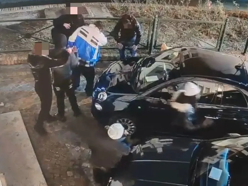Un fotogramma dell’aggressione a Francesco Favaretto la notte del 12 dicembre del 2024
