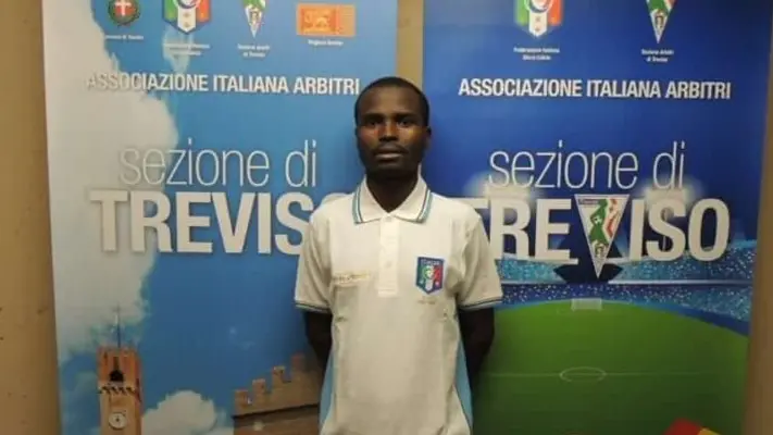 Il guardalinee Francis Kouassi Amon vittima degli insulti