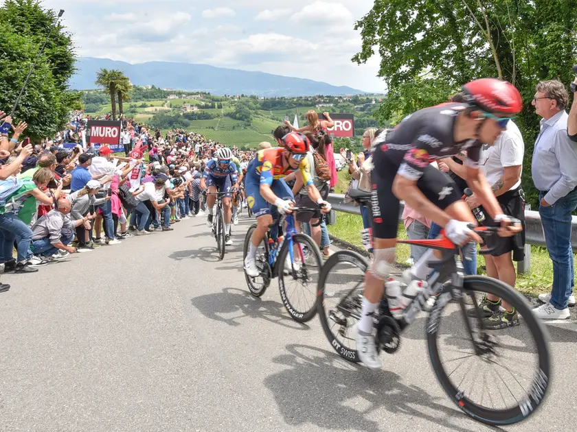 Il passaggio sul muro di Ca' del Poggio in una precedente edizione del Giro