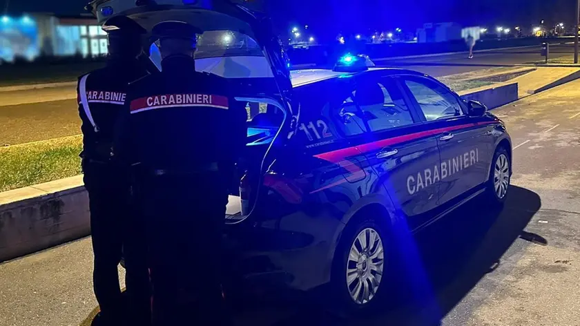 Una pattuglia dei carabinieri impegnata in un controllo stradale