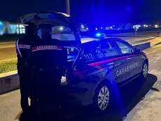 Una pattuglia dei carabinieri impegnata in un controllo stradale
