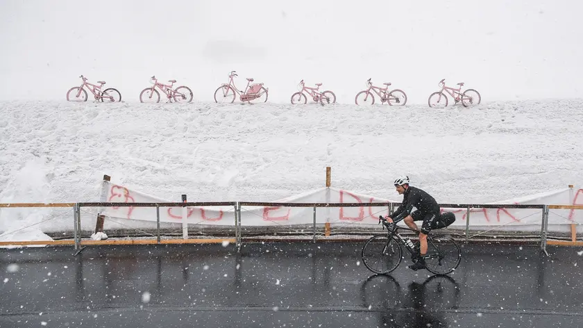 Il passaggio della corsa rosa sul Passo Giau nel 2021 sotto una nevicata
