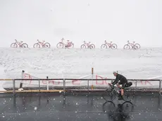 Il passaggio della corsa rosa sul Passo Giau nel 2021 sotto una nevicata