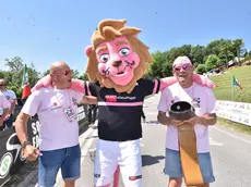 Tifosi a Ca' del Poggio in attesa del Giro (foto Cavicchi/Macca)