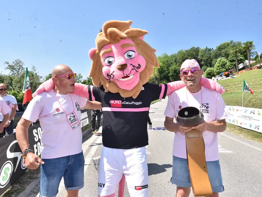 Tifosi a Ca' del Poggio in attesa del Giro (foto Cavicchi/Macca)