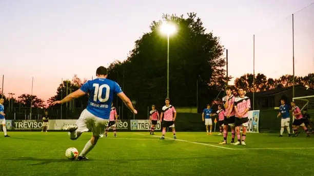 Una partita del campionato di calciotto sul campo di Morgano