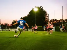 Una partita del campionato di calciotto sul campo di Morgano