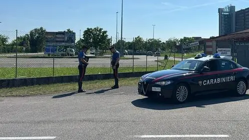 Cade da tre metri mentre lavora in nero, imprenditori lo abbandonano in strada (Foto, carabinieri Vicenza)