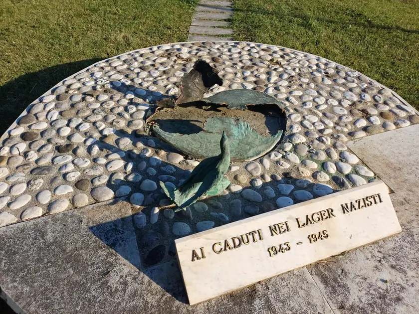 Rubata la statua degli ex internati