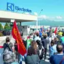 Una manifestazione dei lavoratori di Electrolux fuori dallo stabilimento di Porcia © Foto Petrussi / Brisotto