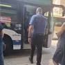 Carabinieri durante un controllo alla stazione degli autobus