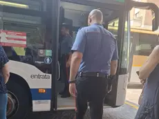 Carabinieri durante un controllo alla stazione degli autobus