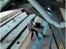 Un frame della rissa in stazione a Montebelluna