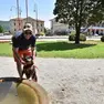 Un cagnolino con il suo padrone in piazza del Popolo