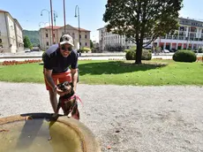 Un cagnolino con il suo padrone in piazza del Popolo