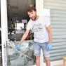 Il gestore del bar Overtime davanti alla vetrina sfondata