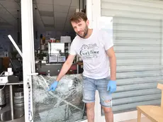 Il gestore del bar Overtime davanti alla vetrina sfondata