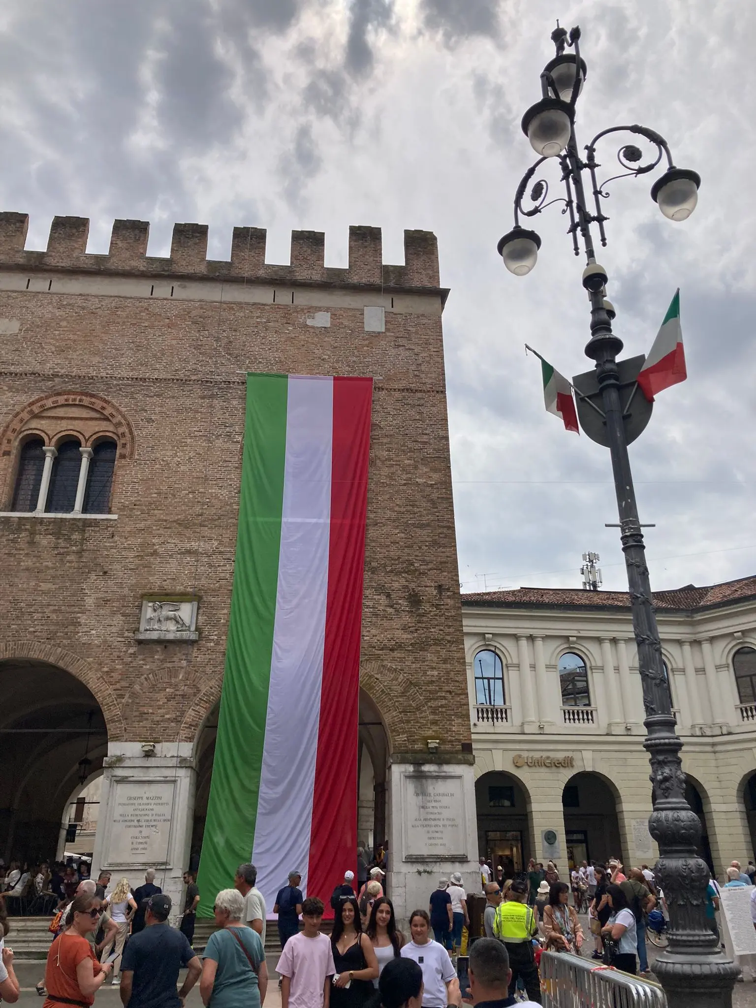 Il tricolore srotolato sulla facciata di palazzo dei Trecento a Treviso