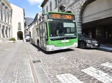 Un autobus Mom in centro a Vittorio Veneto