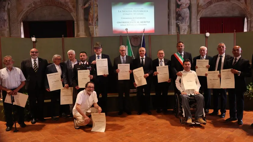 Foto di gruppo per i nuovi cavalieri della Repubblica a Treviso