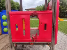 La torretta bruciata dai vandali al parco di via Bragadin