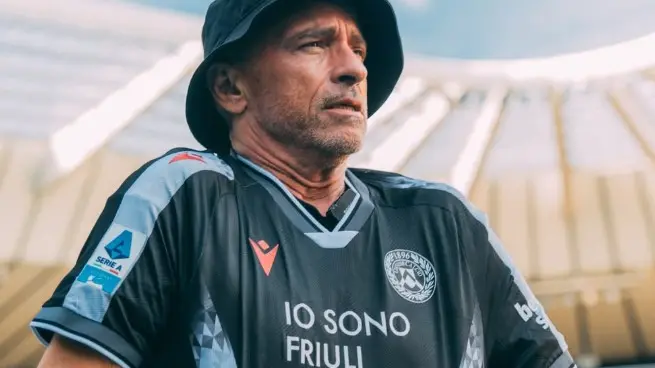 Eros Ramazzotti sui suoi social posta le immagini con la maglia dell'Udinese