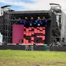 Il palcoscenico del 105 Summer Festival allestito al parco San Giuliano: stasera sono attesi 25 mila giovani (foto Pòrcile)