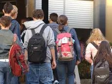 Studenti all’ingresso a scuola