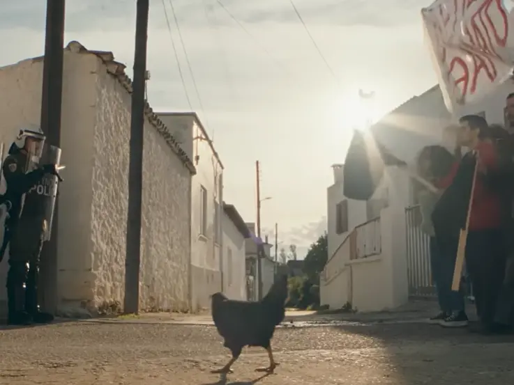 Un fotogramma del film "Hen – Storia di una gallina"