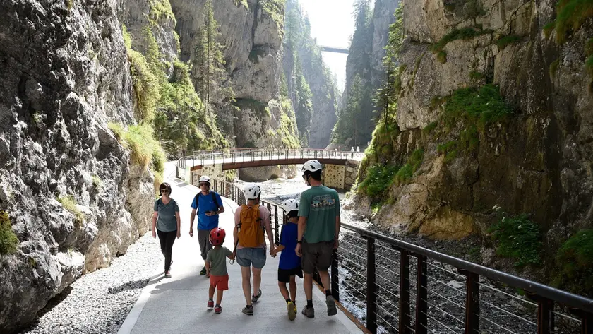 Escursionisti ai Serrai di Sottoguda