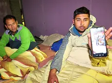 Due migranti al parcheggio Dal Negro di via Venier. Uno mostra le tappe del viaggio che ha dovuto affrontare per arrivare dal Pakistan a Treviso