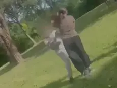 Un fermo immagine dell'aggressione alla ragazzina al parco di San Liberale a Treviso