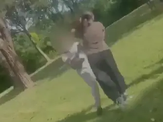 Un fermo immagine dell'aggressione alla ragazzina al parco di San Liberale a Treviso