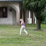 Paola Furlanetto, 67 anni, attraversa il giardino della sua casa in via Castellana ad Asolo