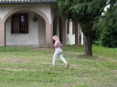 Paola Furlanetto, 67 anni, attraversa il giardino della sua casa in via Castellana ad Asolo