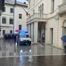L’ambulanza davanti alla sede di Banca Intesa