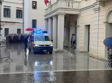 L’ambulanza davanti alla sede di Banca Intesa