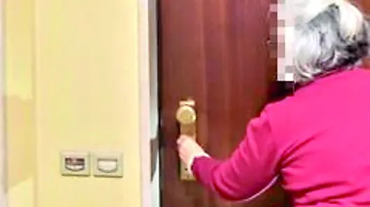 Almeno tre le porte forzate e decine quelle segnate in un complesso residenziale di Udine