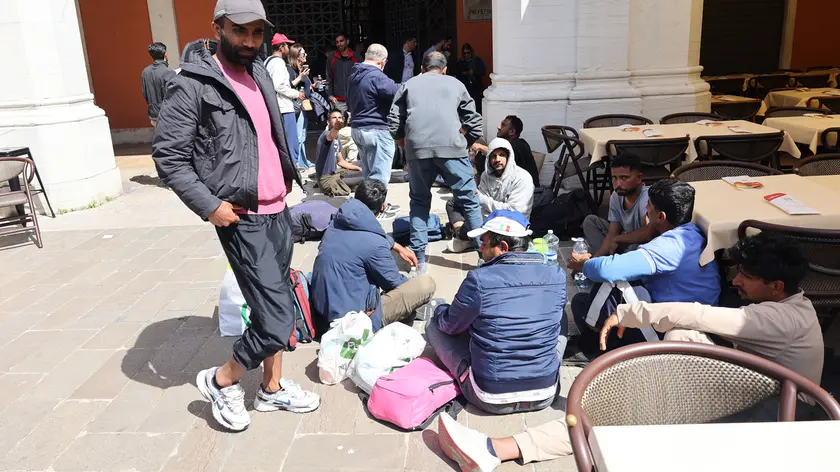 Treviso, migranti senza lavoro al parcheggio Dal Negro dopo le promesse delle agenzie