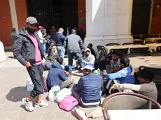 Treviso, migranti senza lavoro al parcheggio Dal Negro dopo le promesse delle agenzie