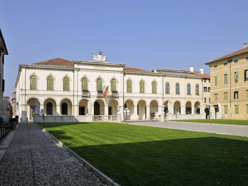 IN FOTO Il municipio di Castelfranco
