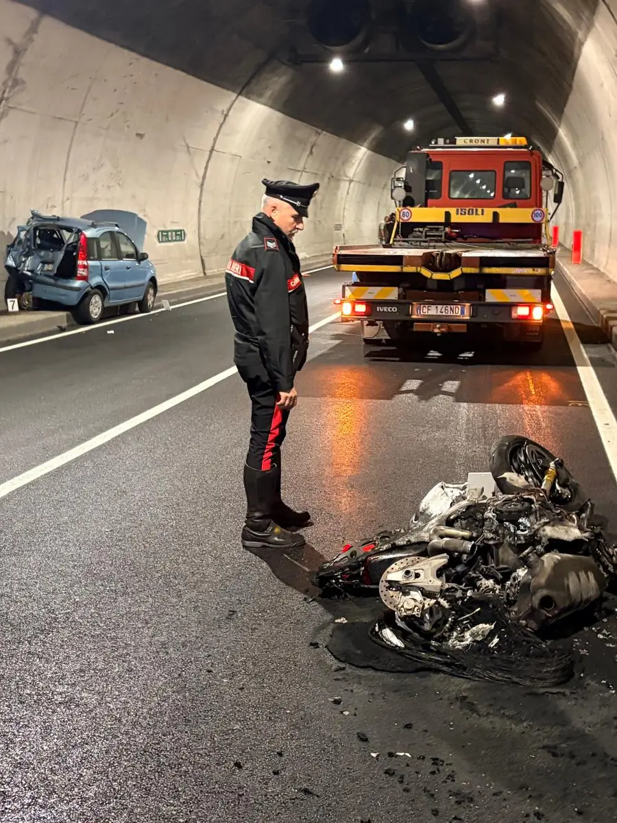 La moto distrutta dopo l'incidente in galleria