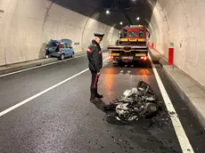 La moto distrutta dopo l'incidente in galleria