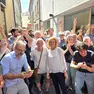 Maria Ghimenton, nuova sindaca di Castelfranco, festeggia la vittoria con tutta la squadra