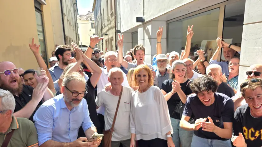 Maria Ghimenton, nuova sindaca di Castelfranco, festeggia la vittoria con tutta la squadra