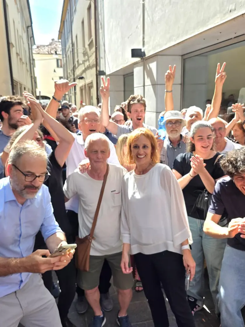 Maria Ghimenton, nuova sindaca di Castelfranco, festeggia la vittoria con tutta la squadra