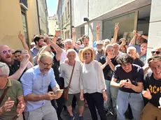 Maria Ghimenton, nuova sindaca di Castelfranco, festeggia la vittoria con tutta la squadra